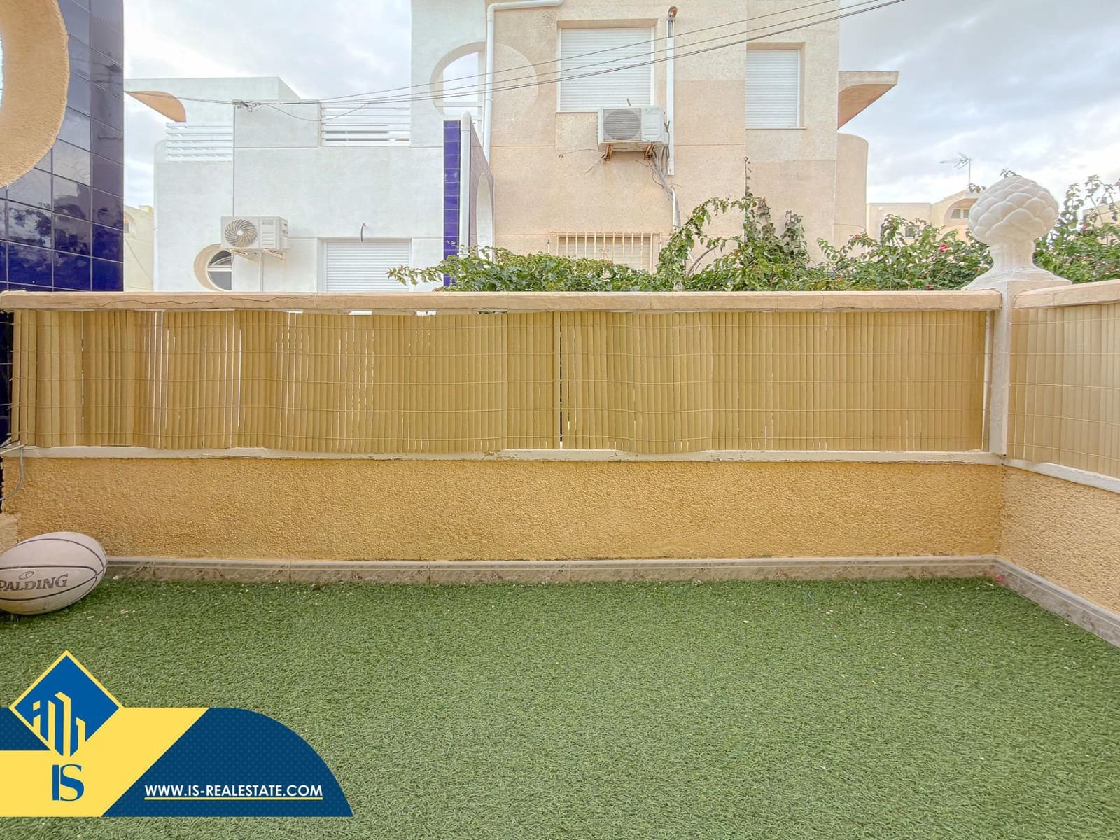 3 soverom Kjedet enebolig til salgs i Torrevieja med svømmebasseng - € 189 900 (Ref: 9543721)