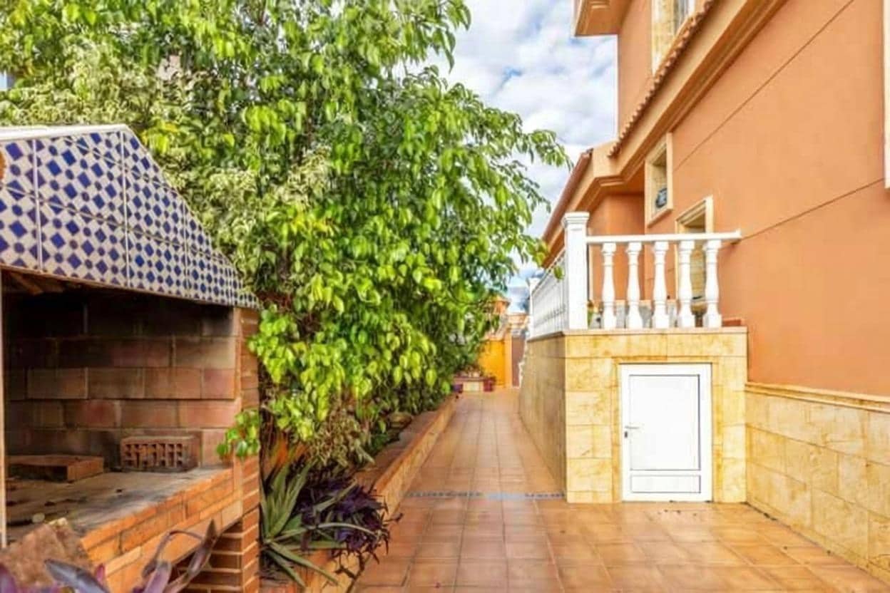 4 sypialnia Willa na sprzedaż w Torrevieja z basenem garażem - 499 000 € (Ref: 9551602)