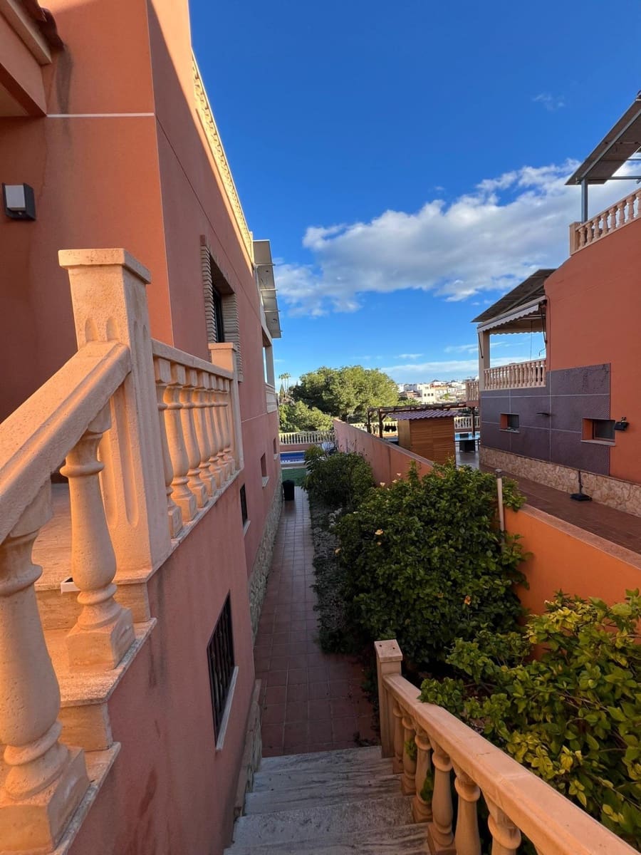 4 sypialnia Willa na sprzedaż w Torrevieja z basenem garażem - 479 900 € (Ref: 9558689)