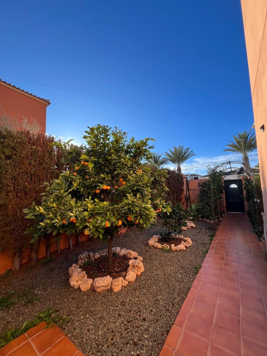 4 sypialnia Willa na sprzedaż w Torrevieja z basenem garażem - 479 900 € (Ref: 9558689)