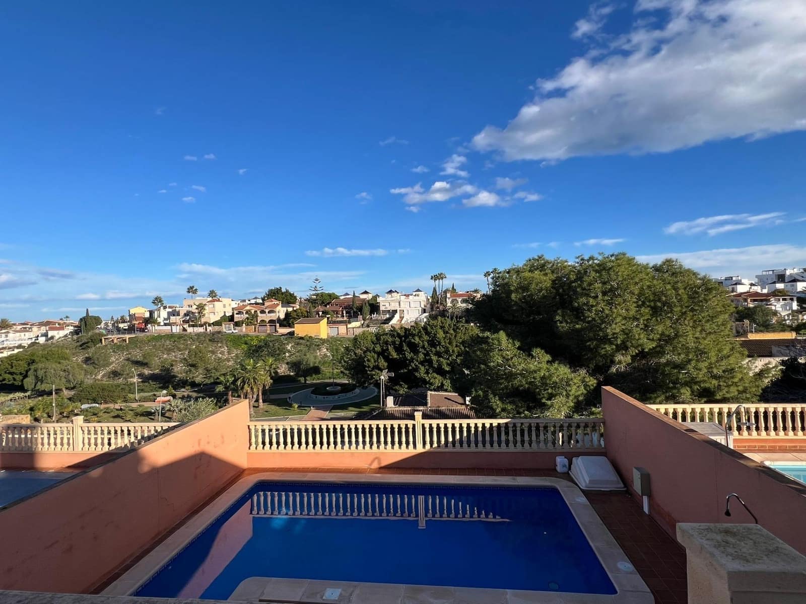 4 sypialnia Willa na sprzedaż w Torrevieja z basenem garażem - 479 900 € (Ref: 9558689)