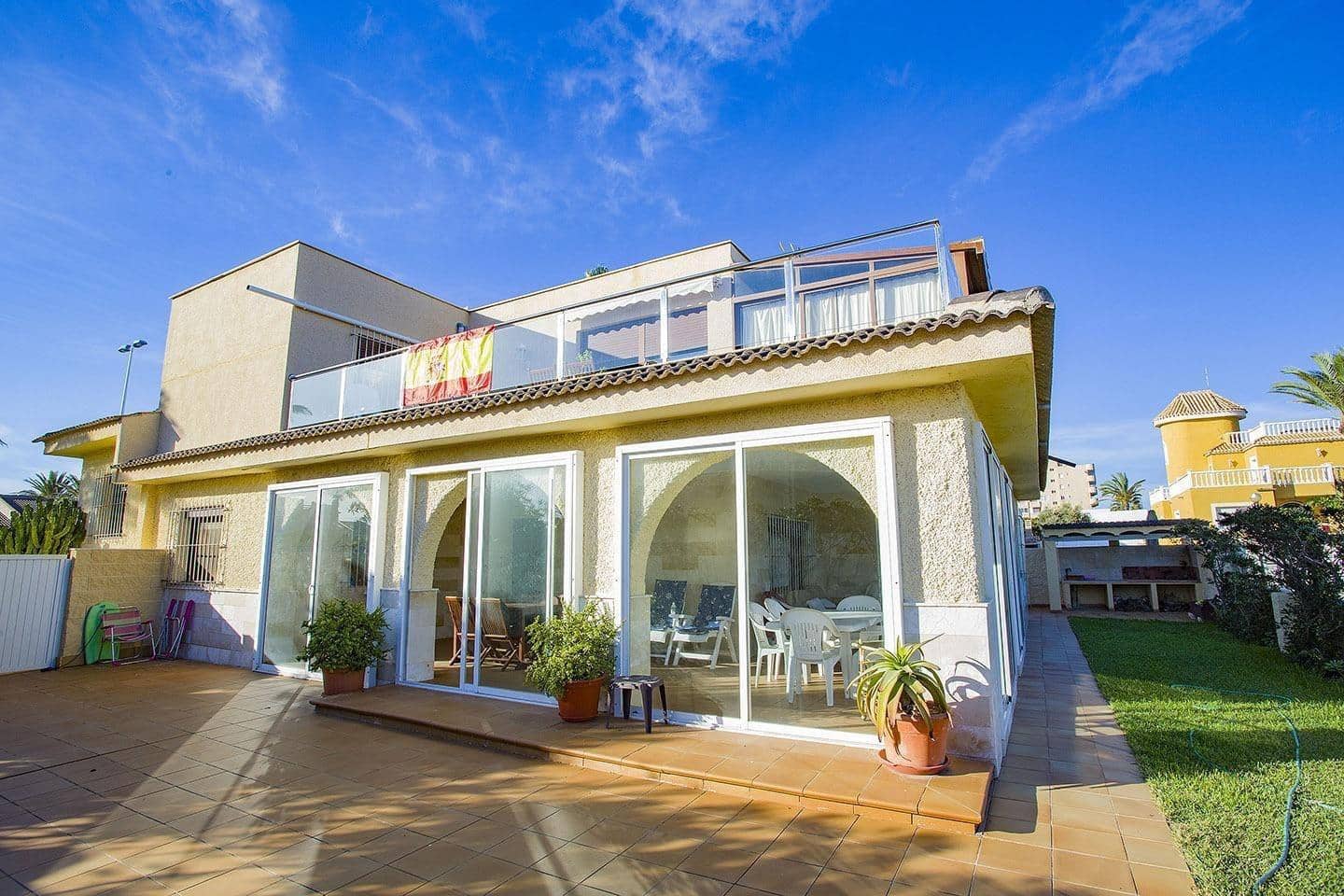 9 makuuhuone Huvila myytävänä paikassa La Manga del Mar Menor - 985 000 € (Ref: 9596224)