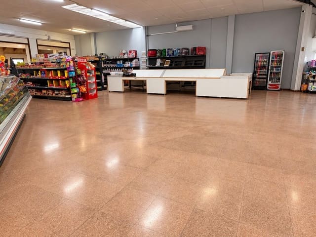 Komercyjne do wynajęcia w Sa Pobla - 2 000 € (Ref: 10180717)