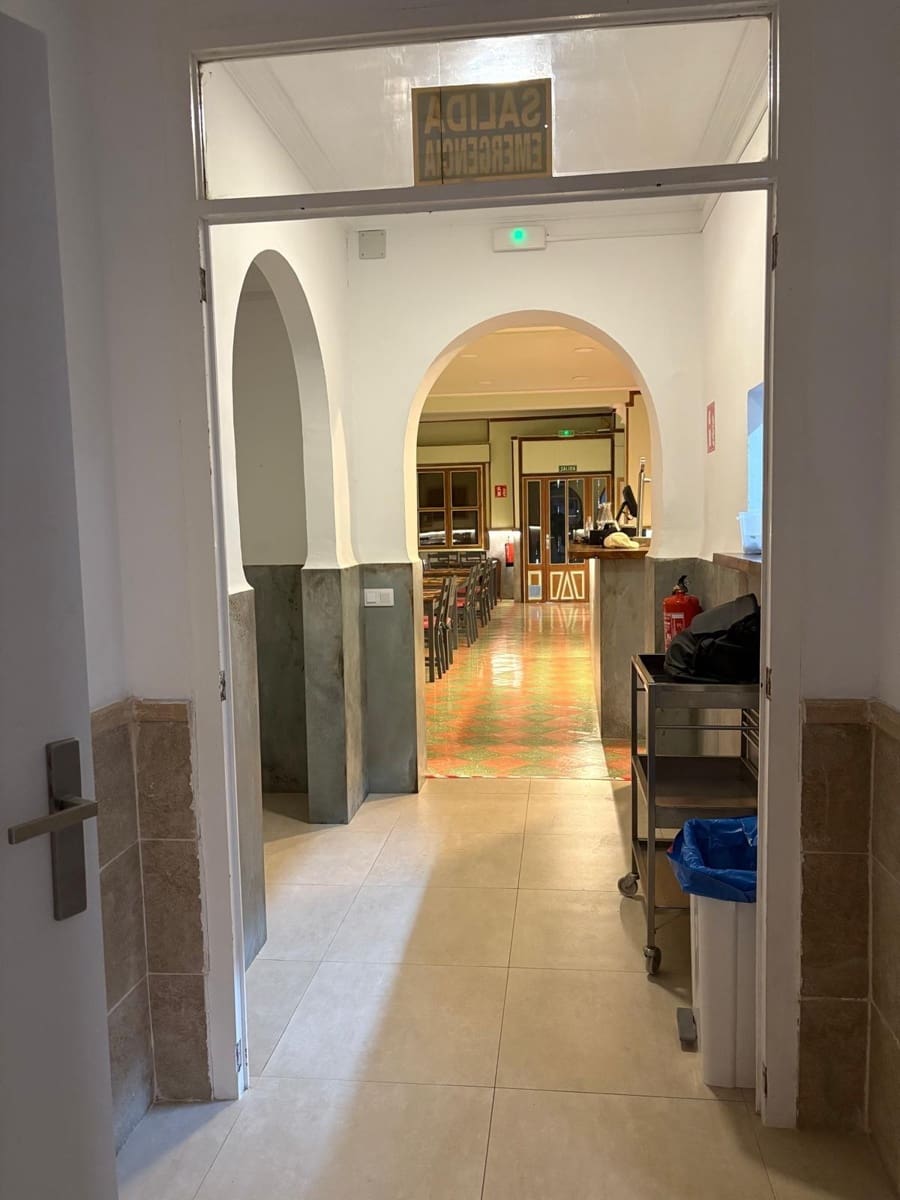 8 soverom Kommersiell til leie i L'Aranjassa / S'Aranjassa med garasje - € 1 000 (Ref: 8994636)