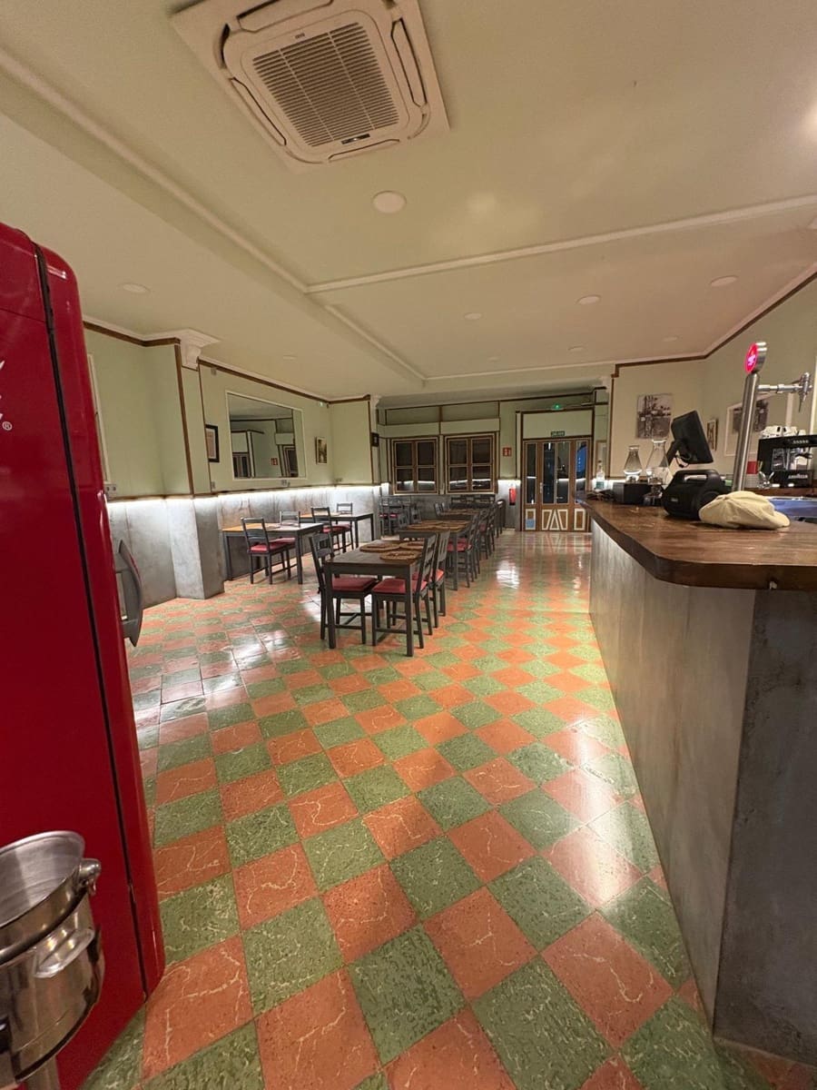 8 soverom Kommersiell til leie i L'Aranjassa / S'Aranjassa med garasje - € 1 000 (Ref: 8994636)