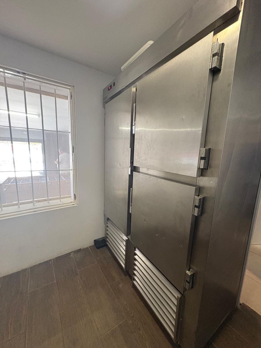 8 soverom Kommersiell til leie i L'Aranjassa / S'Aranjassa med garasje - € 1 000 (Ref: 8994636)