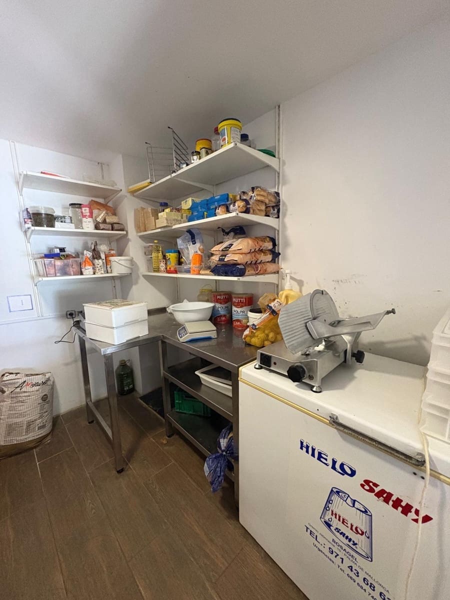 8 soverom Kommersiell til leie i L'Aranjassa / S'Aranjassa med garasje - € 1 000 (Ref: 8994636)