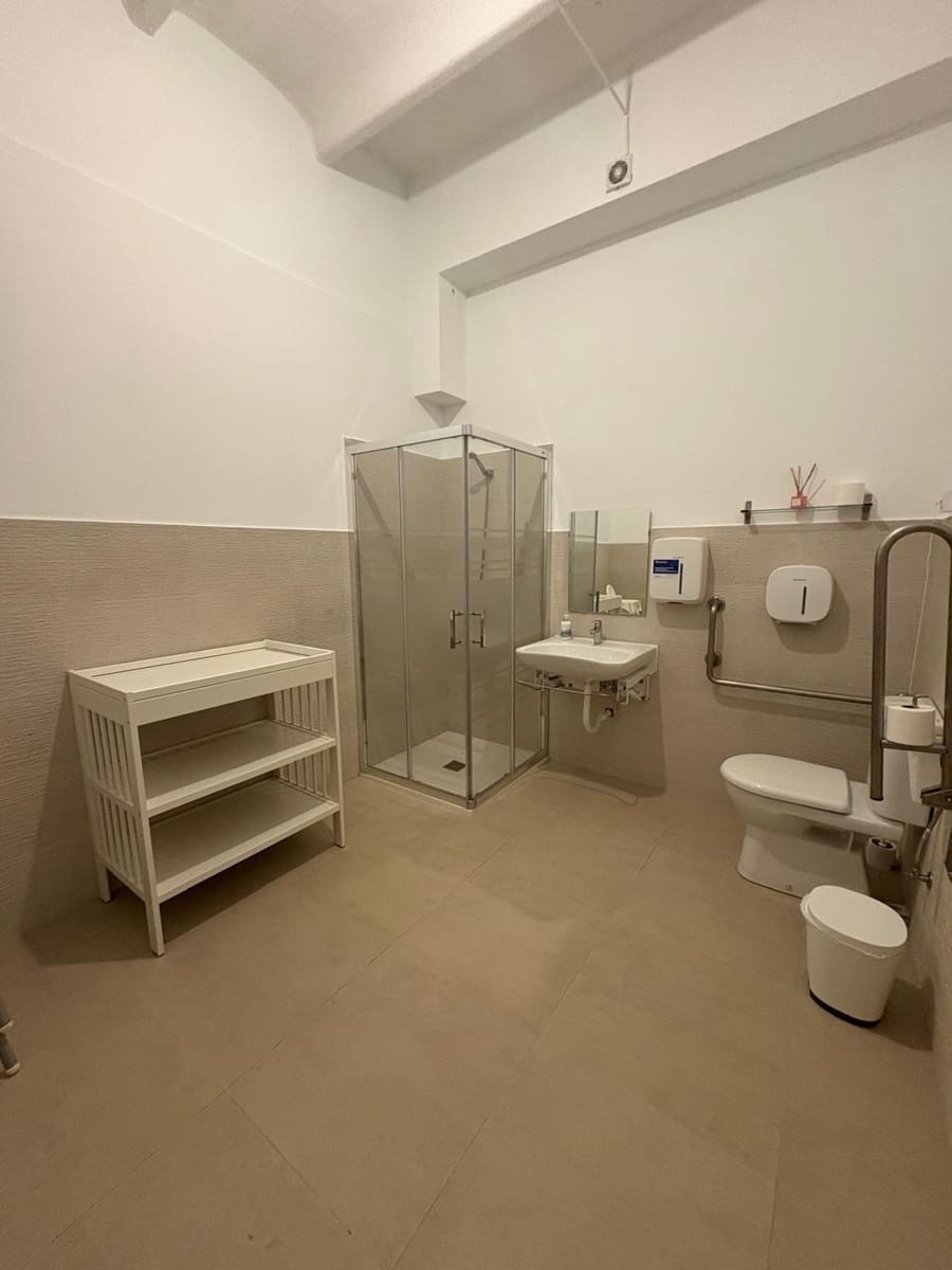 8 soverom Kommersiell til leie i L'Aranjassa / S'Aranjassa med garasje - € 1 000 (Ref: 8994636)