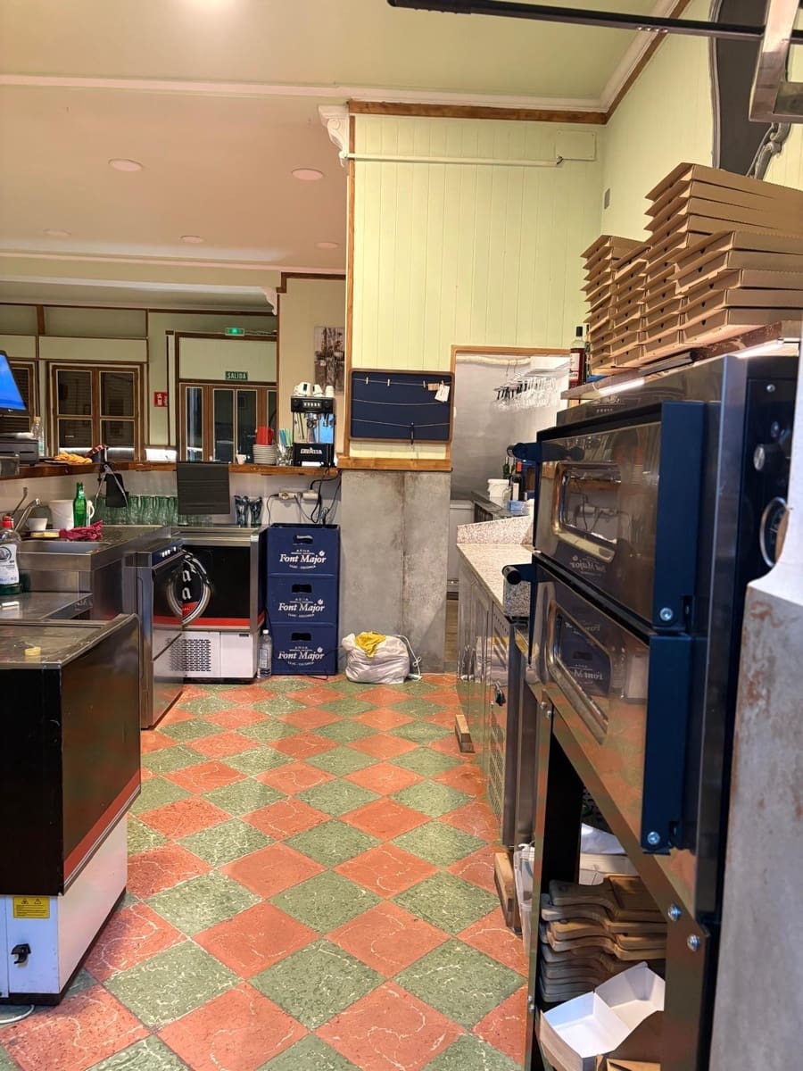 8 soverom Kommersiell til leie i L'Aranjassa / S'Aranjassa med garasje - € 1 000 (Ref: 8994636)