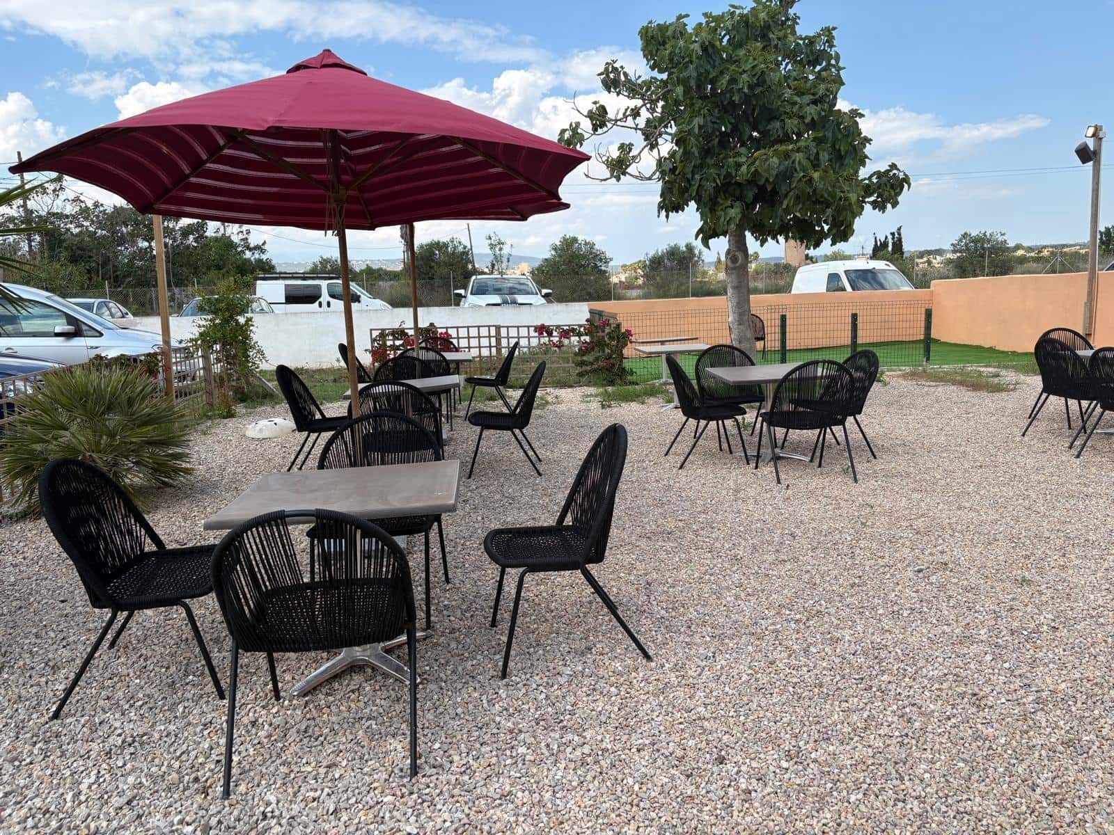 8 soverom Kommersiell til leie i L'Aranjassa / S'Aranjassa med garasje - € 1 000 (Ref: 8994636)