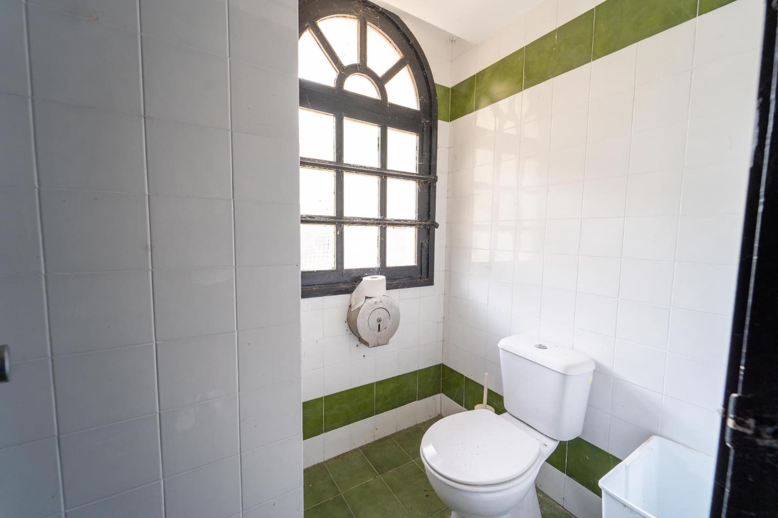 Kommersiell til salgs i Alcudia med svømmebasseng - € 230 000 (Ref: 9215123)