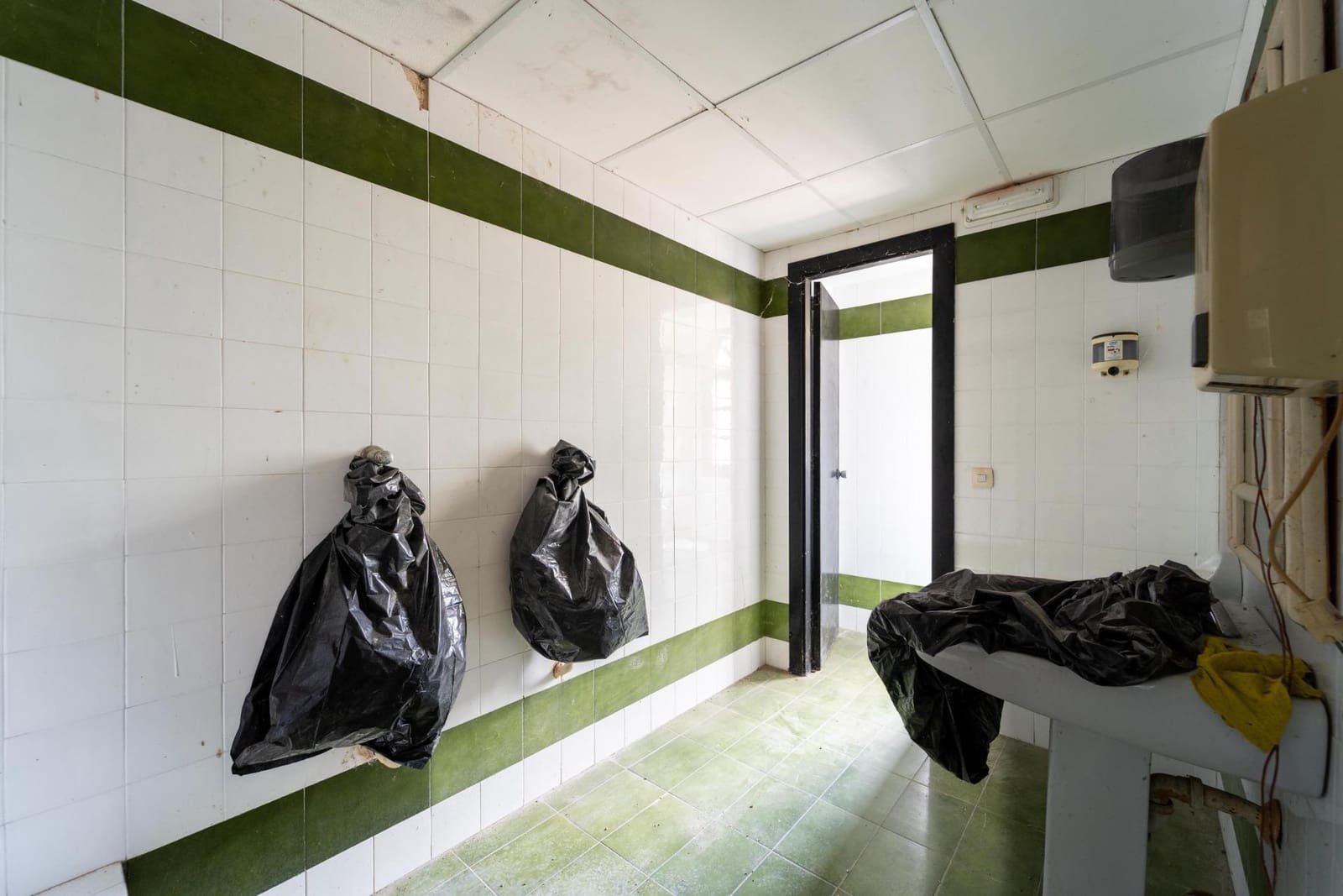 Kommersiell til salgs i Alcudia med svømmebasseng - € 230 000 (Ref: 9215123)