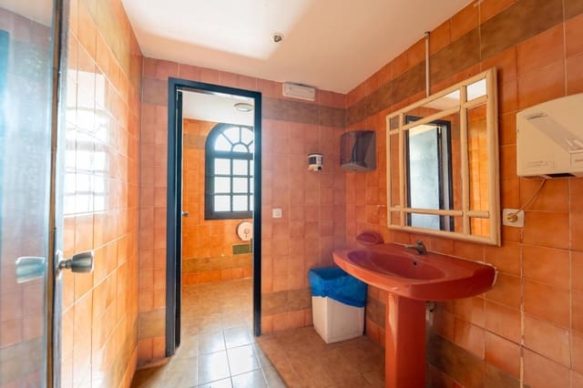 Commercieel te koop in Alcúdia met zwembad - € 230.000 (Ref: 9215123)