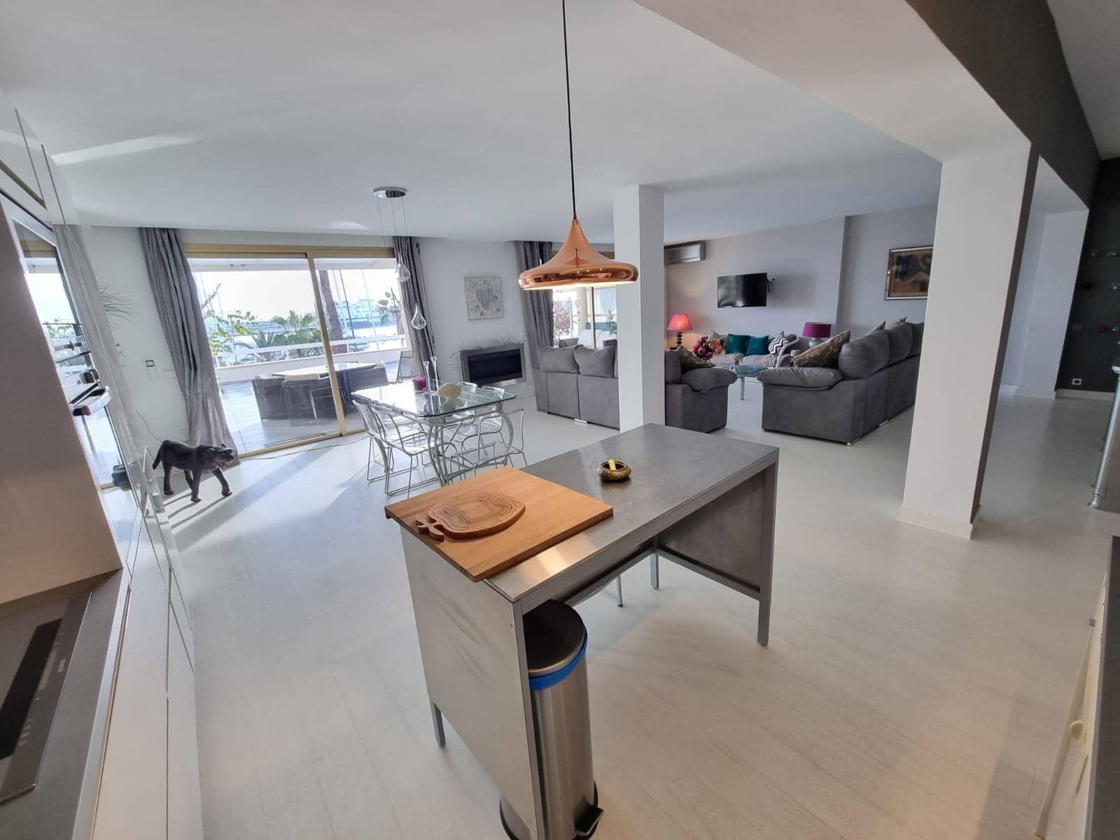 2 bedroom Penthouse for rent in Palma de Mallorca - € 3,200 (Ref: 9379112)