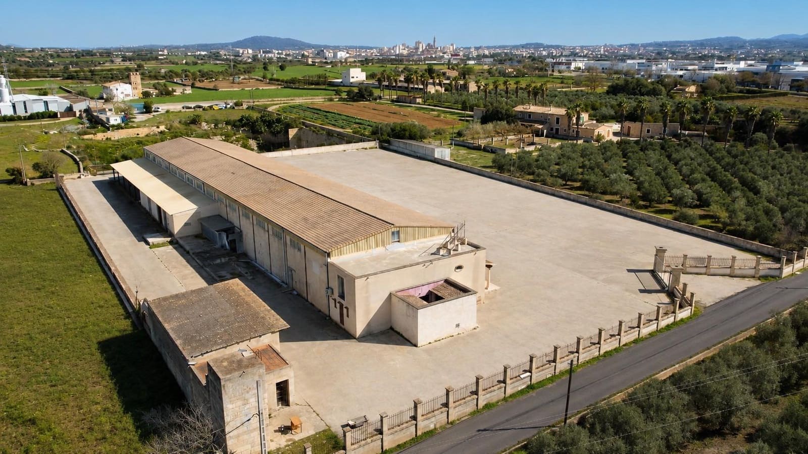 8 slaapkamer Bedrijf te koop in Manacor met garage - € 2.100.000 (Ref: 9940039)