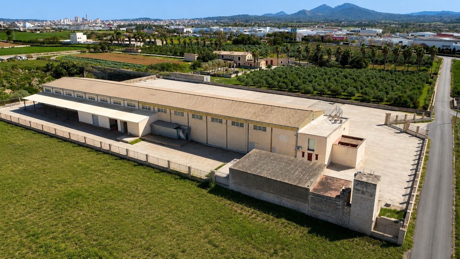 8 slaapkamer Bedrijf te koop in Manacor met garage - € 2.100.000 (Ref: 9940039)