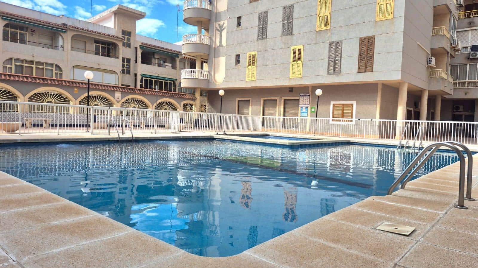 2 makuuhuone Huoneisto myytävänä paikassa Torrevieja mukana uima-altaan - 154 400 € (Ref: 9922461)