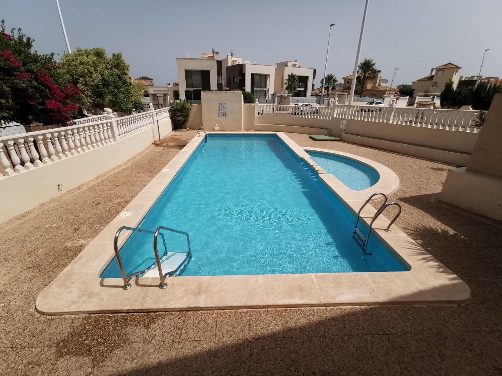 2 soveværelse Lejlighed til leje i La Zenia med swimmingpool - € 1.000 (Ref: 9924684)