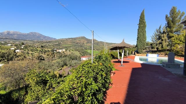 12 soverom Hotell til salgs i Guaro med svømmebasseng garasje - € 750 000 (Ref: 10161775)