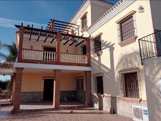 5 makuuhuone Rivitalo myytävänä paikassa Coín mukana uima-altaan - 750 000 € (Ref: 9219134)