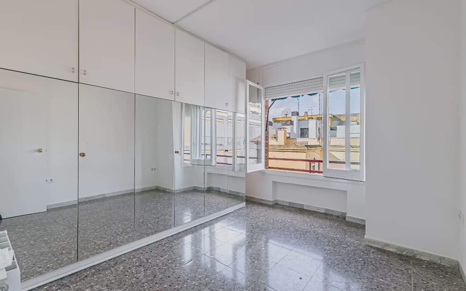 4 slaapkamer Flat te koop in Barcelona stad - € 460.000 (Ref: 10036221)