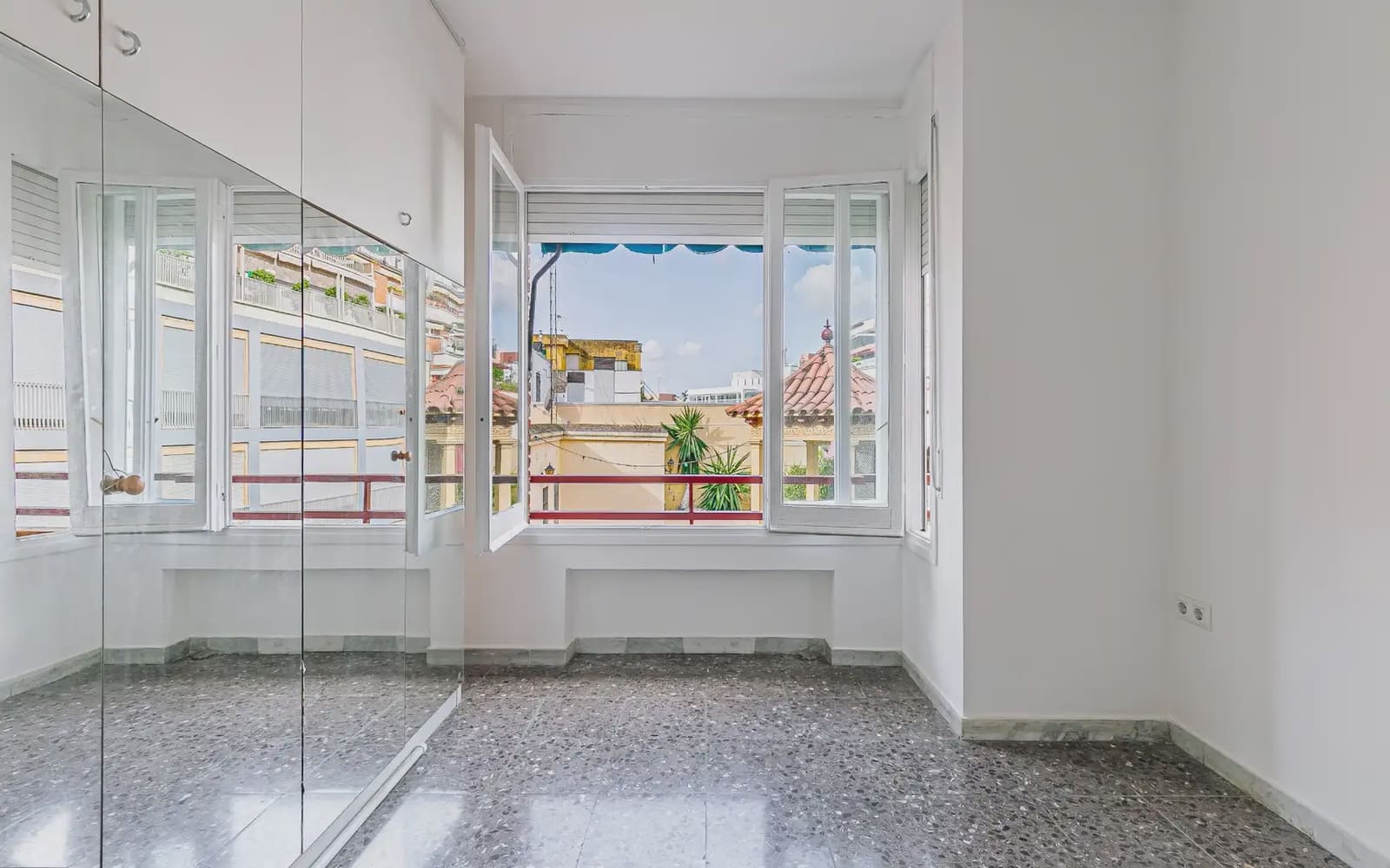 4 slaapkamer Flat te koop in Barcelona stad - € 460.000 (Ref: 10036221)