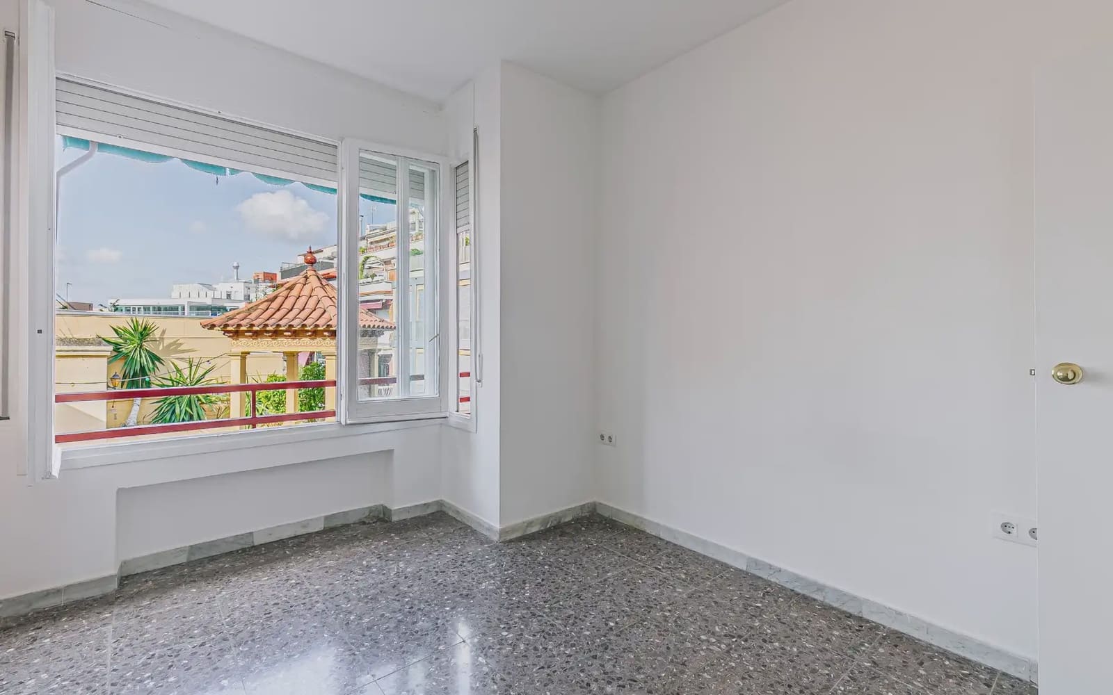 4 slaapkamer Flat te koop in Barcelona stad - € 460.000 (Ref: 10036221)