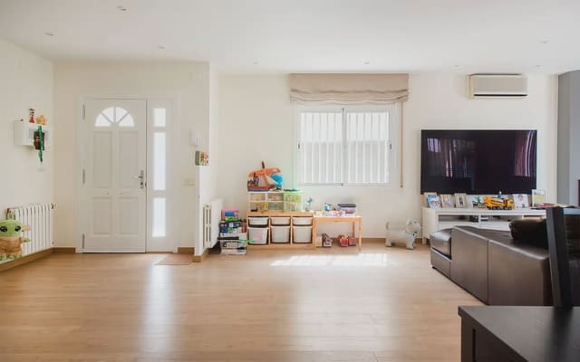 4 soverom Kjedet enebolig til salgs i Sant Fost de Campsentelles med garasje - € 580 000 (Ref: 10054449)