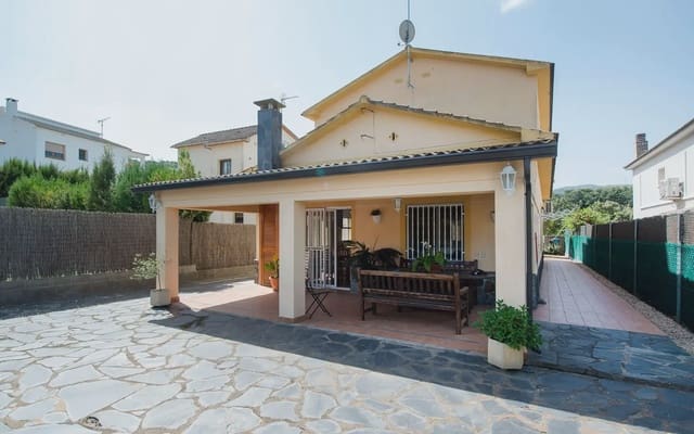 4 chambre Villa/Maison Semi-Mitoyenne à vendre à Sant Fost de Campsentelles avec garage - 580 000 € (Ref: 10054449)