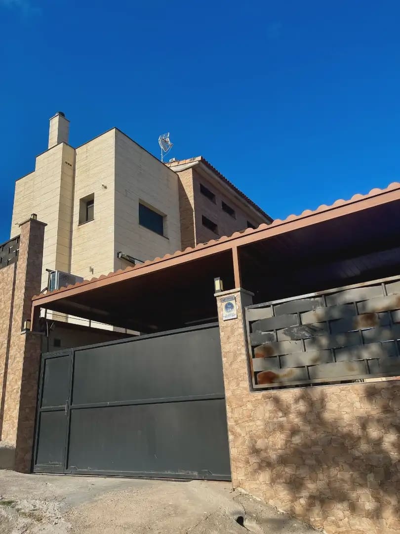 Chalet de 6 habitaciones en Sant Boi de Llobregat en venta con piscina garaje - 625.000 € (Ref: 10057672)