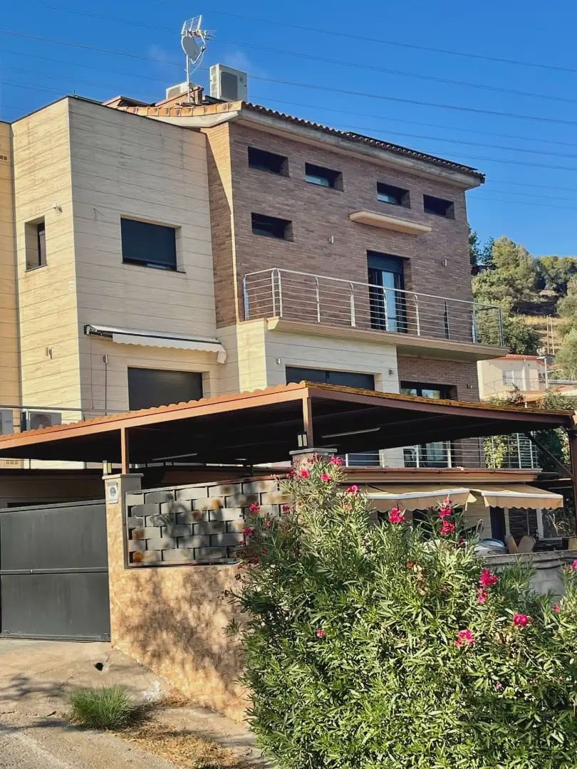 Chalet de 6 habitaciones en Sant Boi de Llobregat en venta con piscina garaje - 625.000 € (Ref: 10057672)