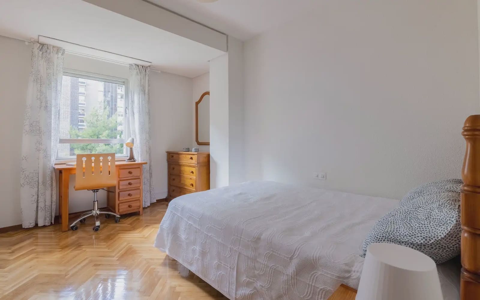 4 soveværelse Lejlighed til leje i Madrid by med garage - € 2.350 (Ref: 10073070)