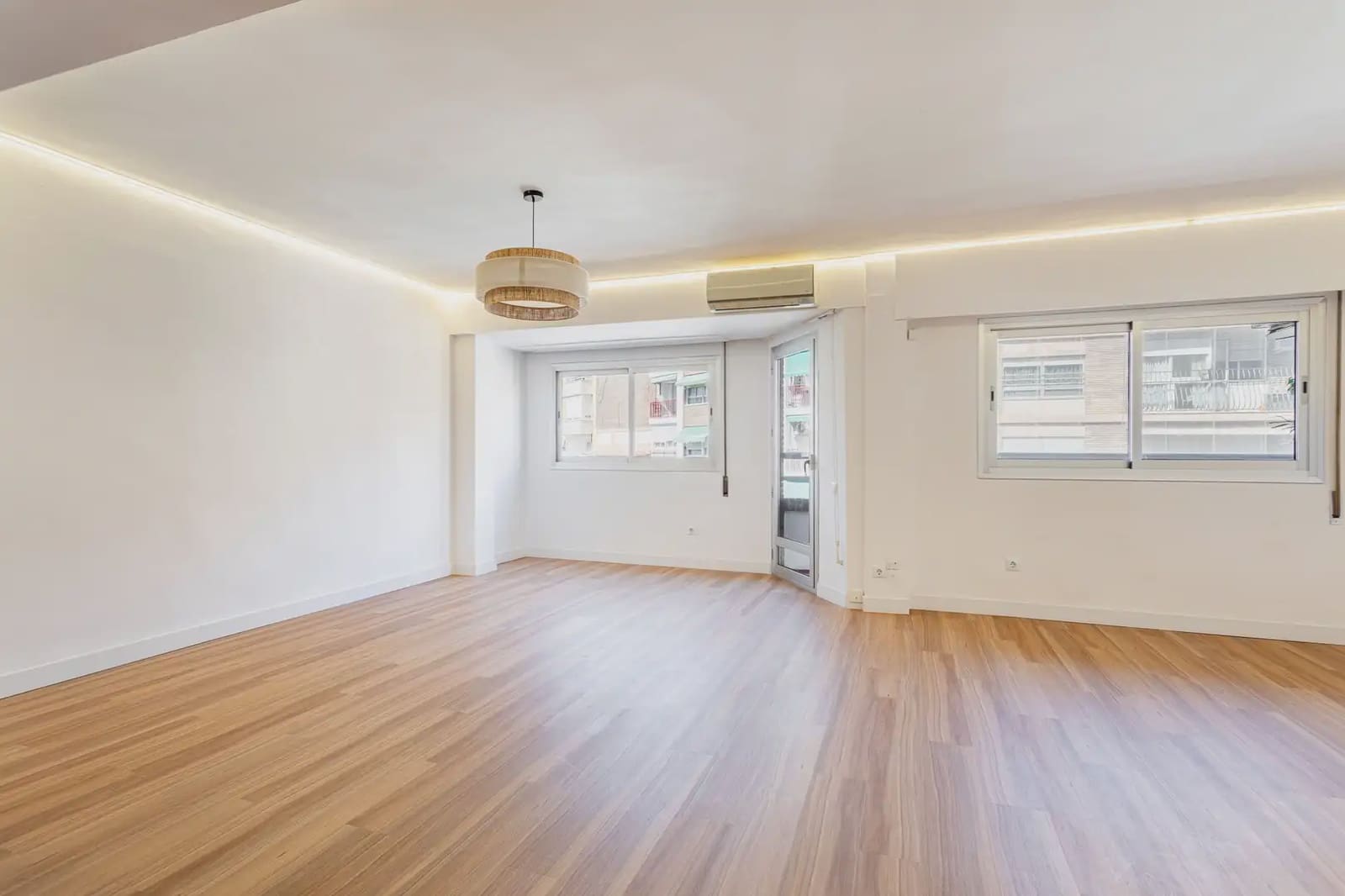 3 bedroom Flat for sale in Valencia city with garage - € 523,000 (Ref: 10120936)