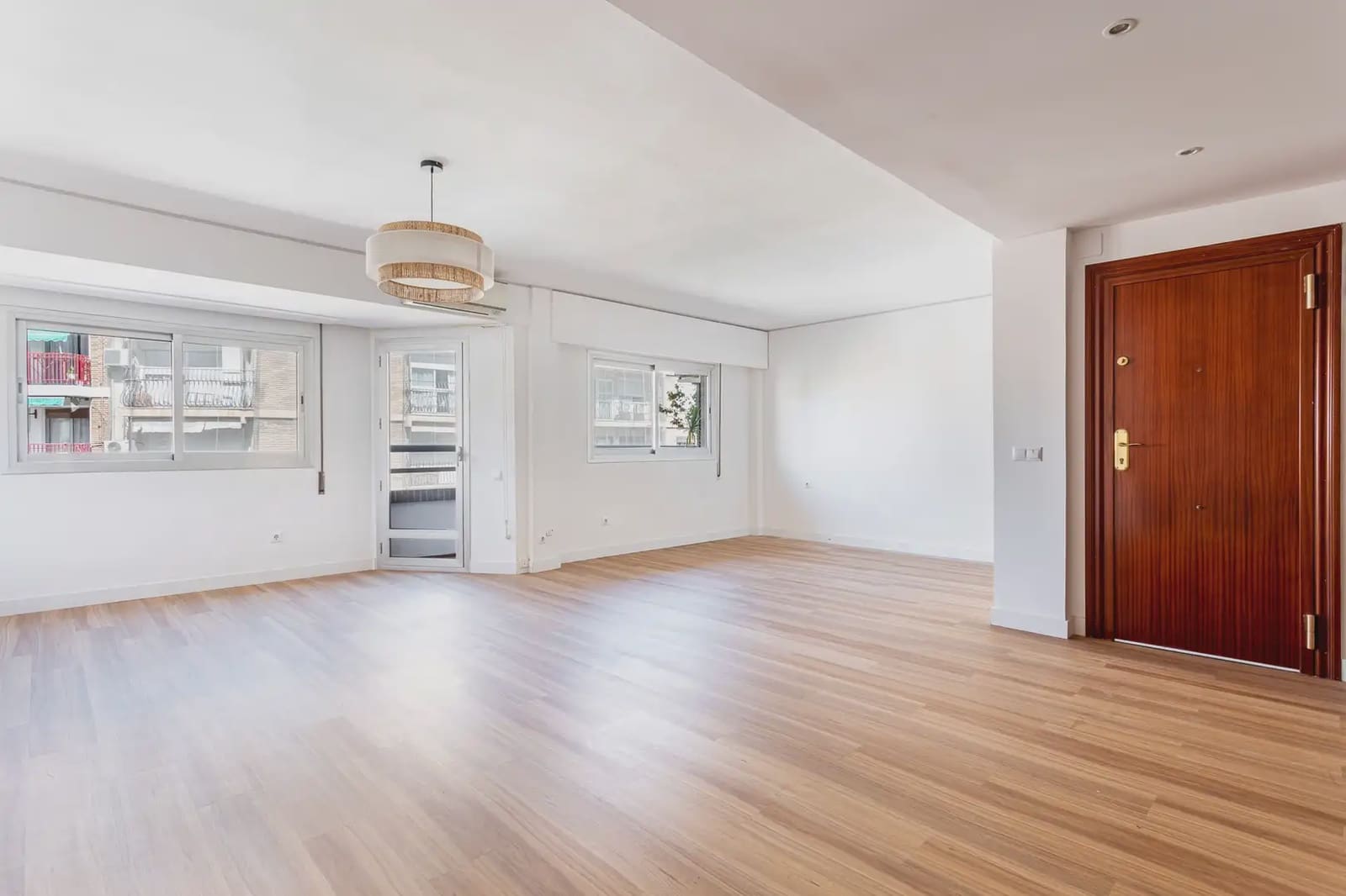 3 bedroom Flat for sale in Valencia city with garage - € 523,000 (Ref: 10120936)