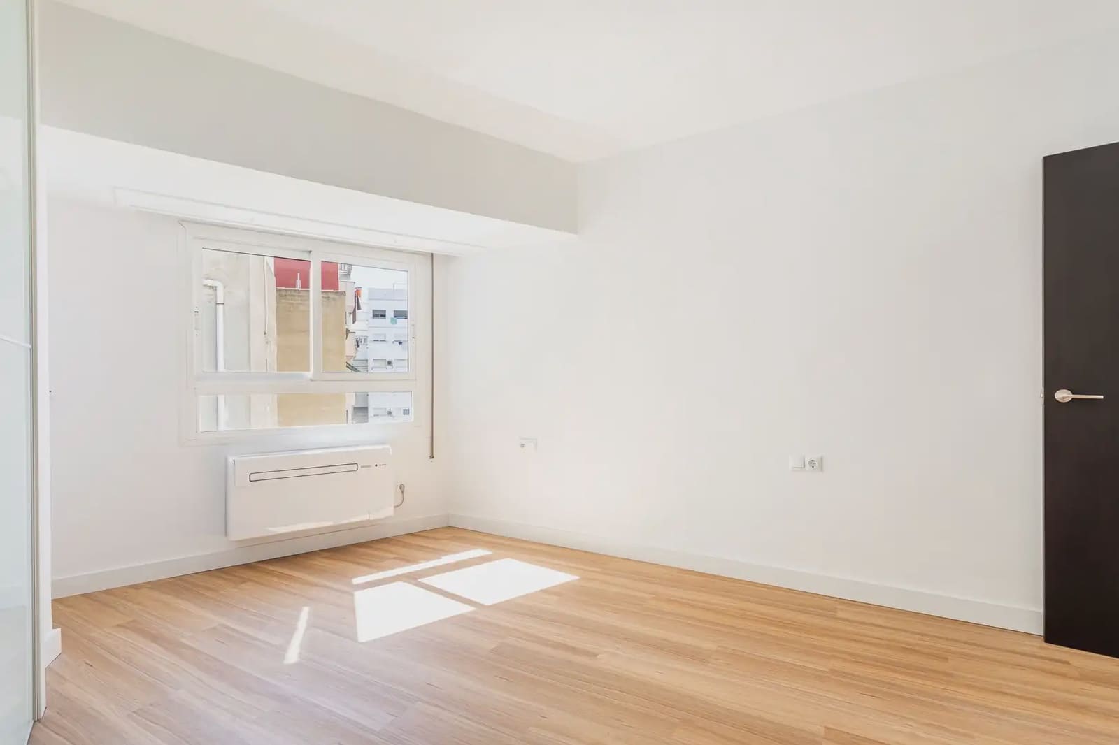 3 bedroom Flat for sale in Valencia city with garage - € 523,000 (Ref: 10120936)