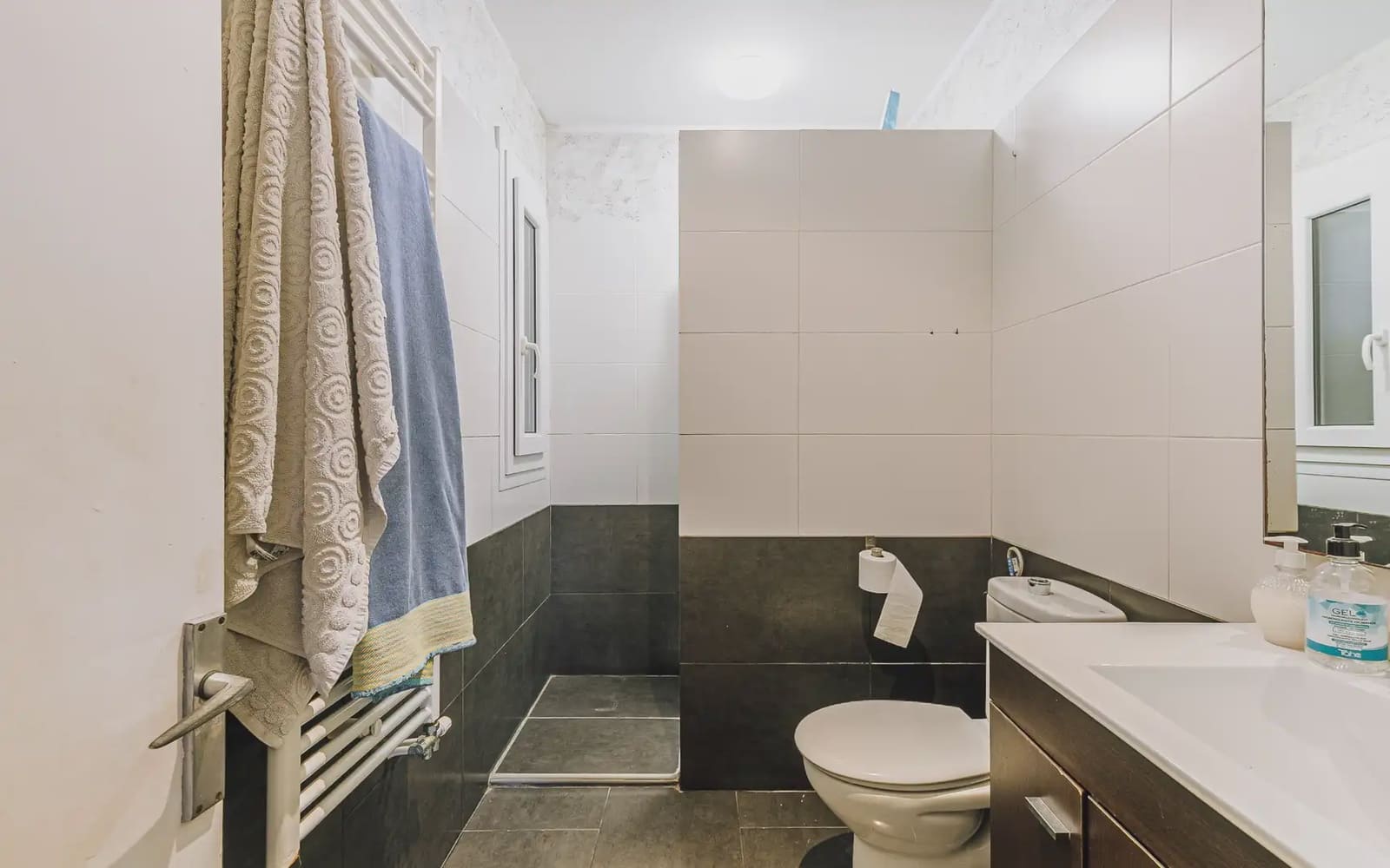 4 bedroom Townhouse for sale in Sant Pere de Torello with garage - € 290,000 (Ref: 10145077)