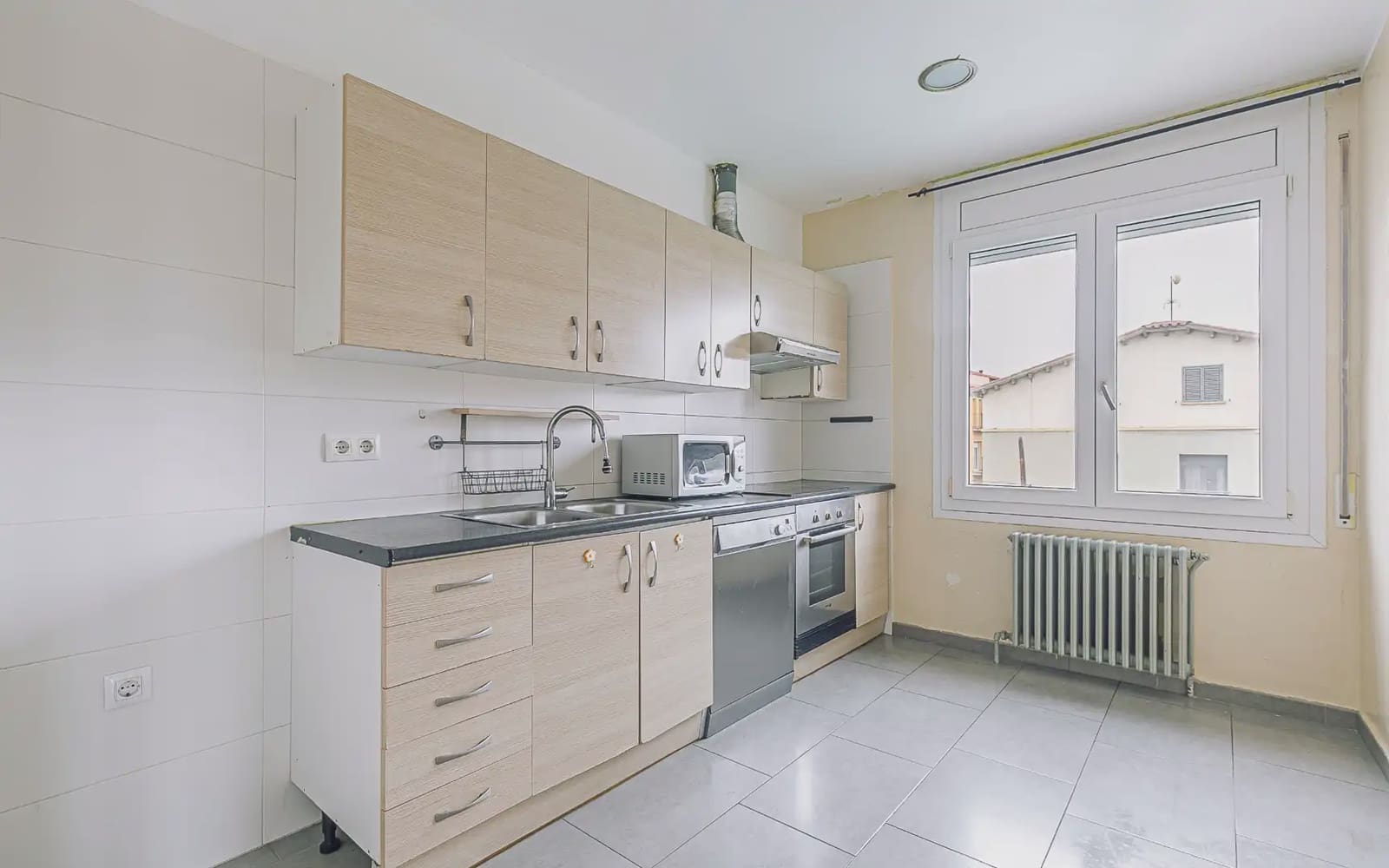 4 bedroom Townhouse for sale in Sant Pere de Torello with garage - € 290,000 (Ref: 10145077)