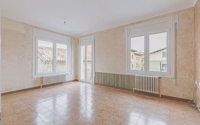 4 bedroom Townhouse for sale in Sant Pere de Torelló with garage - € 290,000 (Ref: 10145077)