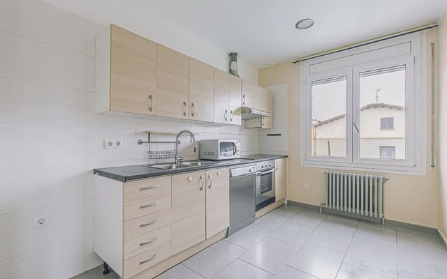 4 bedroom Townhouse for sale in Sant Pere de Torelló with garage - € 290,000 (Ref: 10145077)