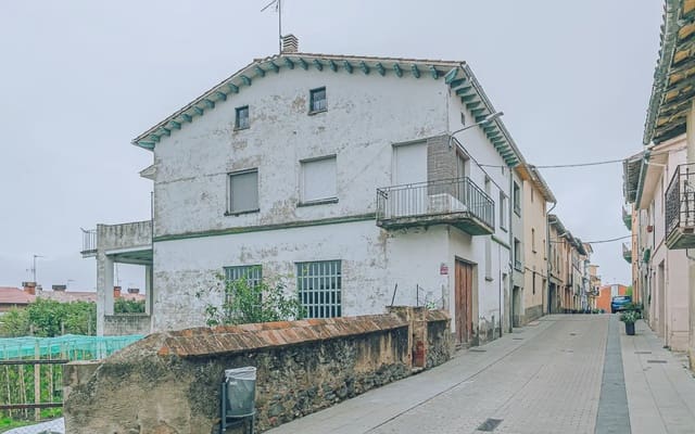 4 bedroom Townhouse for sale in Sant Pere de Torelló with garage - € 290,000 (Ref: 10145077)