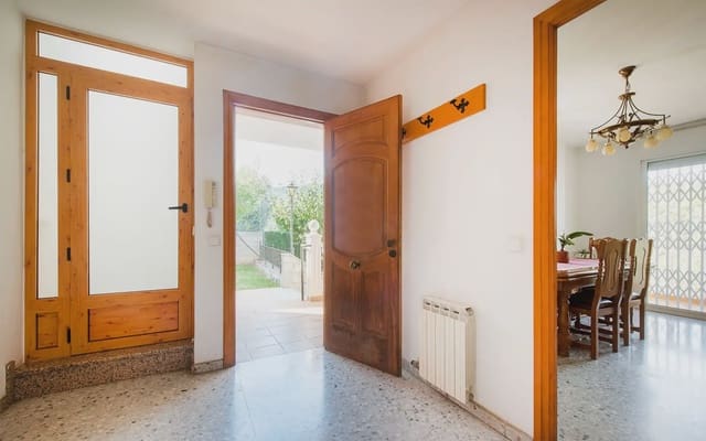 4 soverom Villa til salgs i Sant Fost de Campsentelles med garasje - € 455 000 (Ref: 10160544)