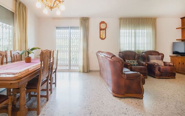4 soverom Villa til salgs i Sant Fost de Campsentelles med garasje - € 455 000 (Ref: 10160544)