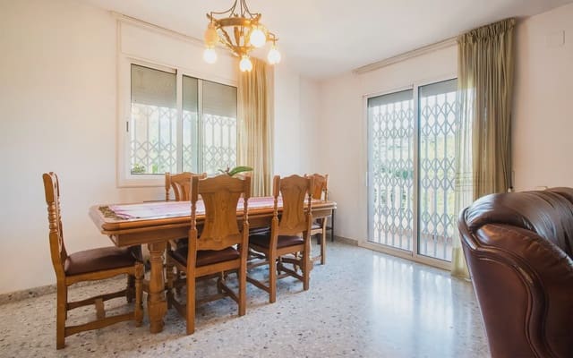 4 soverom Villa til salgs i Sant Fost de Campsentelles med garasje - € 455 000 (Ref: 10160544)