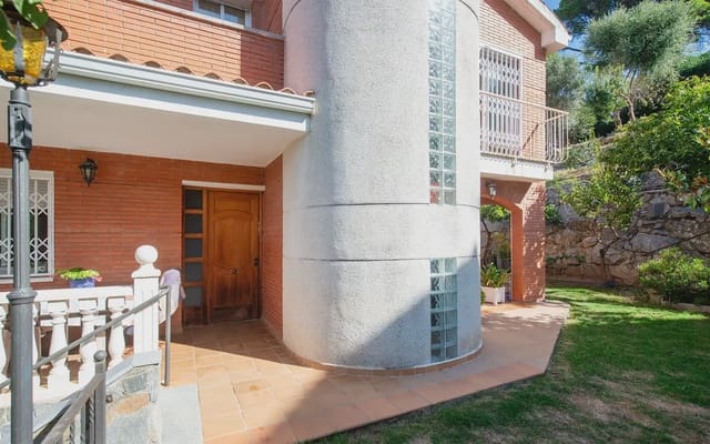 4 soverom Villa til salgs i Sant Fost de Campsentelles med garasje - € 455 000 (Ref: 10160544)
