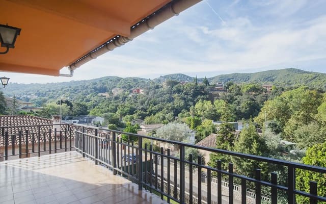7 soveværelse Villa til salg i Sant Fost de Campsentelles med garage - € 395.000 (Ref: 10177517)
