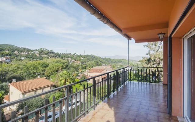7 soveværelse Villa til salg i Sant Fost de Campsentelles med garage - € 395.000 (Ref: 10177517)