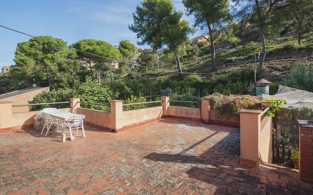 7 soveværelse Villa til salg i Sant Fost de Campsentelles med garage - € 395.000 (Ref: 10177517)