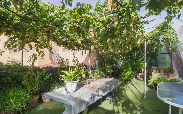 7 soveværelse Villa til salg i Sant Fost de Campsentelles med garage - € 395.000 (Ref: 10177517)