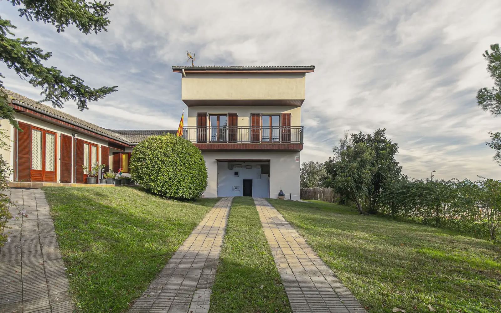 5 bedroom Villa for sale in Sant Fruitos de Bages with garage - € 459,000 (Ref: 10179416)
