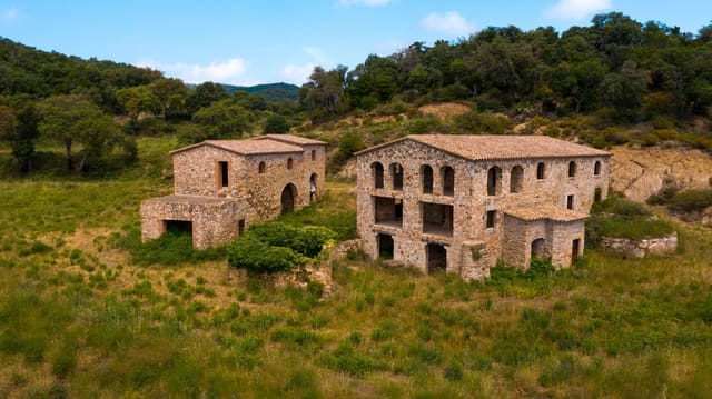 8 soveværelse Finca/Landehus til salg i Cruïlles Monells i Sant Sadurní de I'Heura - € 925.000 (Ref: 8585235)